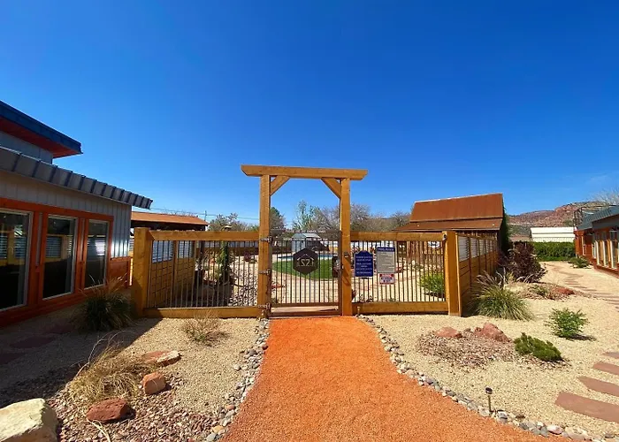 Timber & Tin H 2Bed 2Bath W Pool & Rooftop Deck