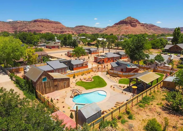 Timber & Tin H 2Bed 2Bath W Pool & Rooftop Deck