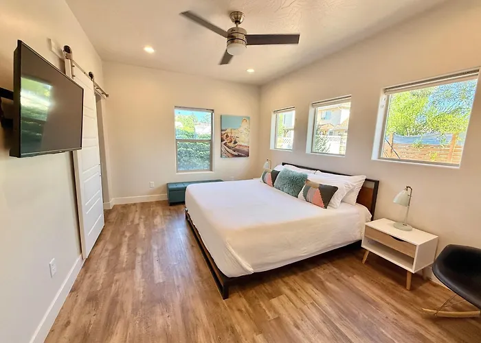 Timber & Tin H 2Bed 2Bath W Pool & Rooftop Deck