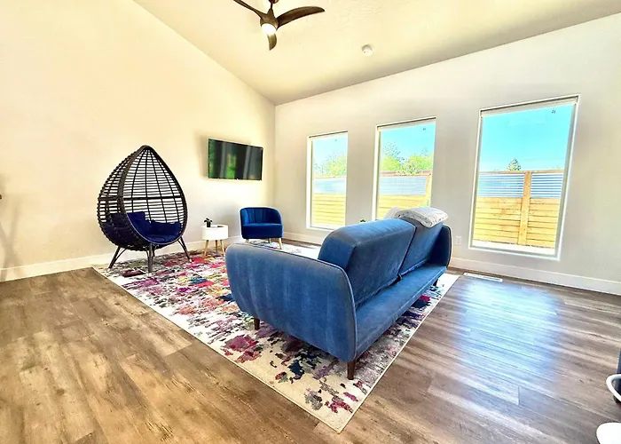 Timber & Tin H 2Bed 2Bath W Pool & Rooftop Deck