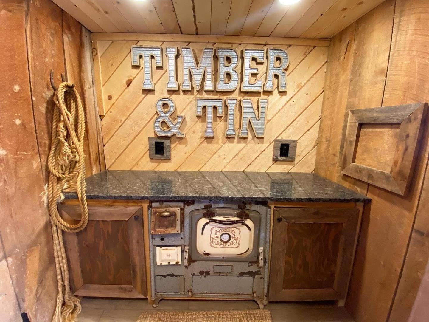 Timber & Tin H 2bed 2bath W Pool & Rooftop Deck *