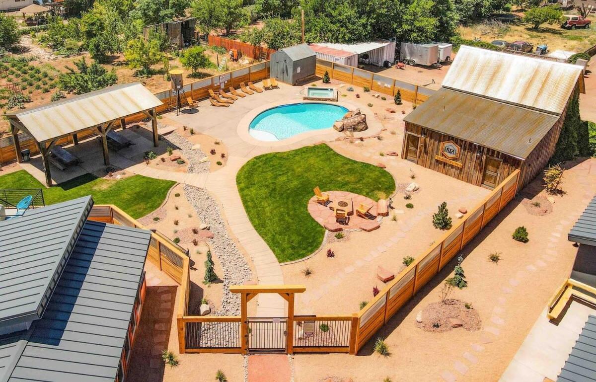 Timber & Tin H 2bed 2bath W Pool & Rooftop Deck Kanab