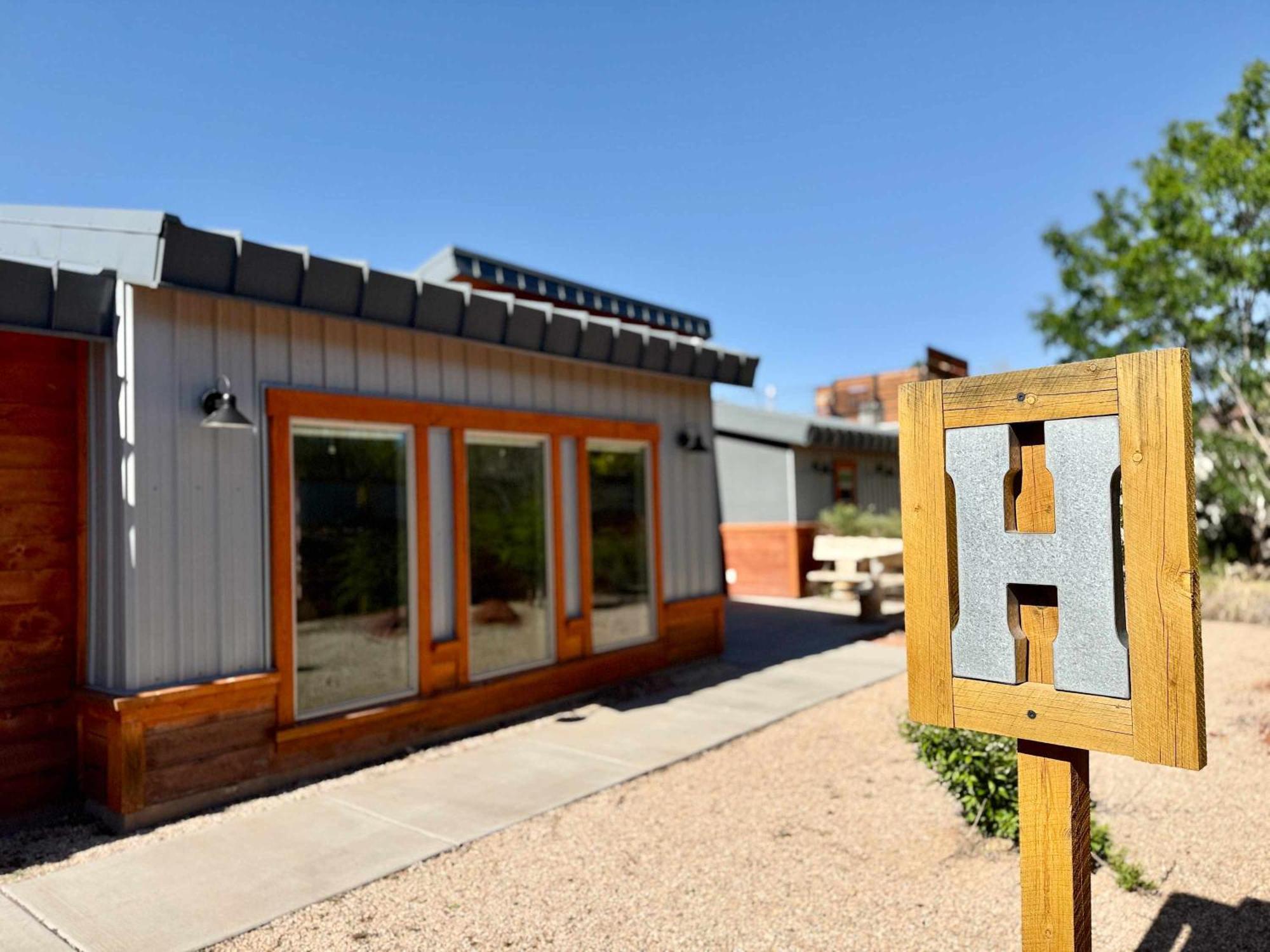 Timber & Tin H 2bed 2bath W Pool & Rooftop Deck