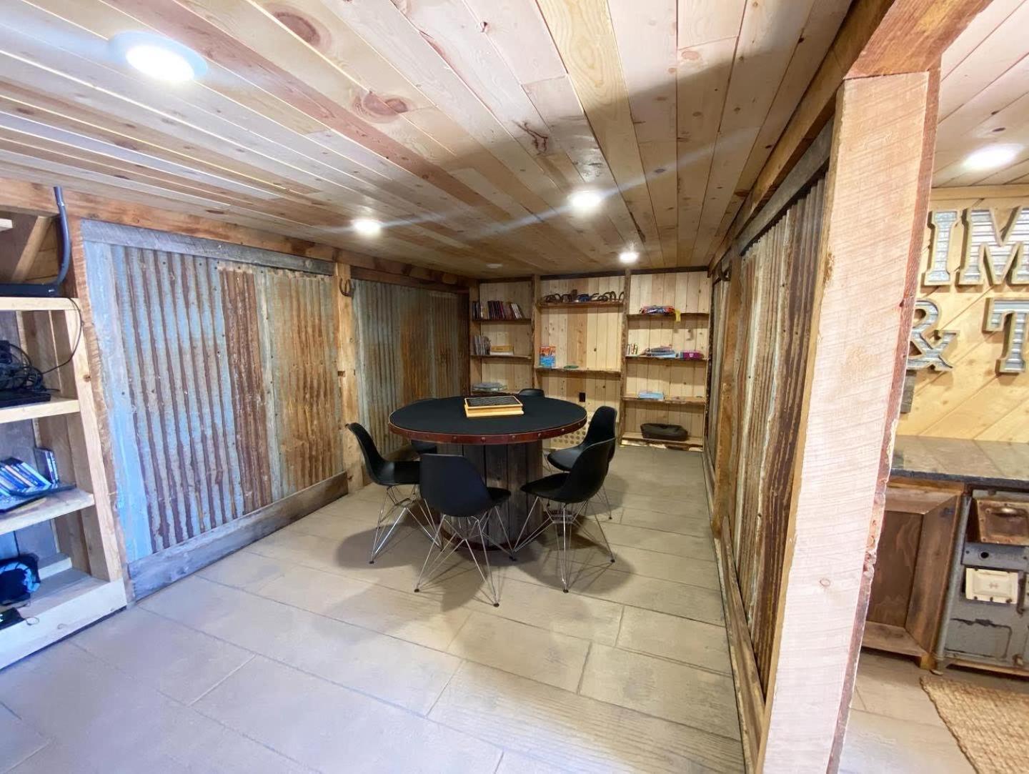 Timber & Tin H 2bed 2bath W Pool & Rooftop Deck Hébergement de vacances