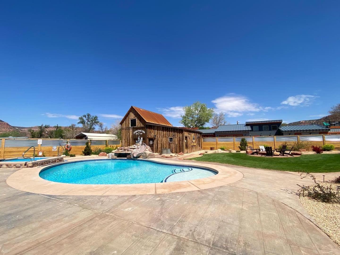 Timber & Tin H 2bed 2bath W Pool & Rooftop Deck Hébergement de vacances