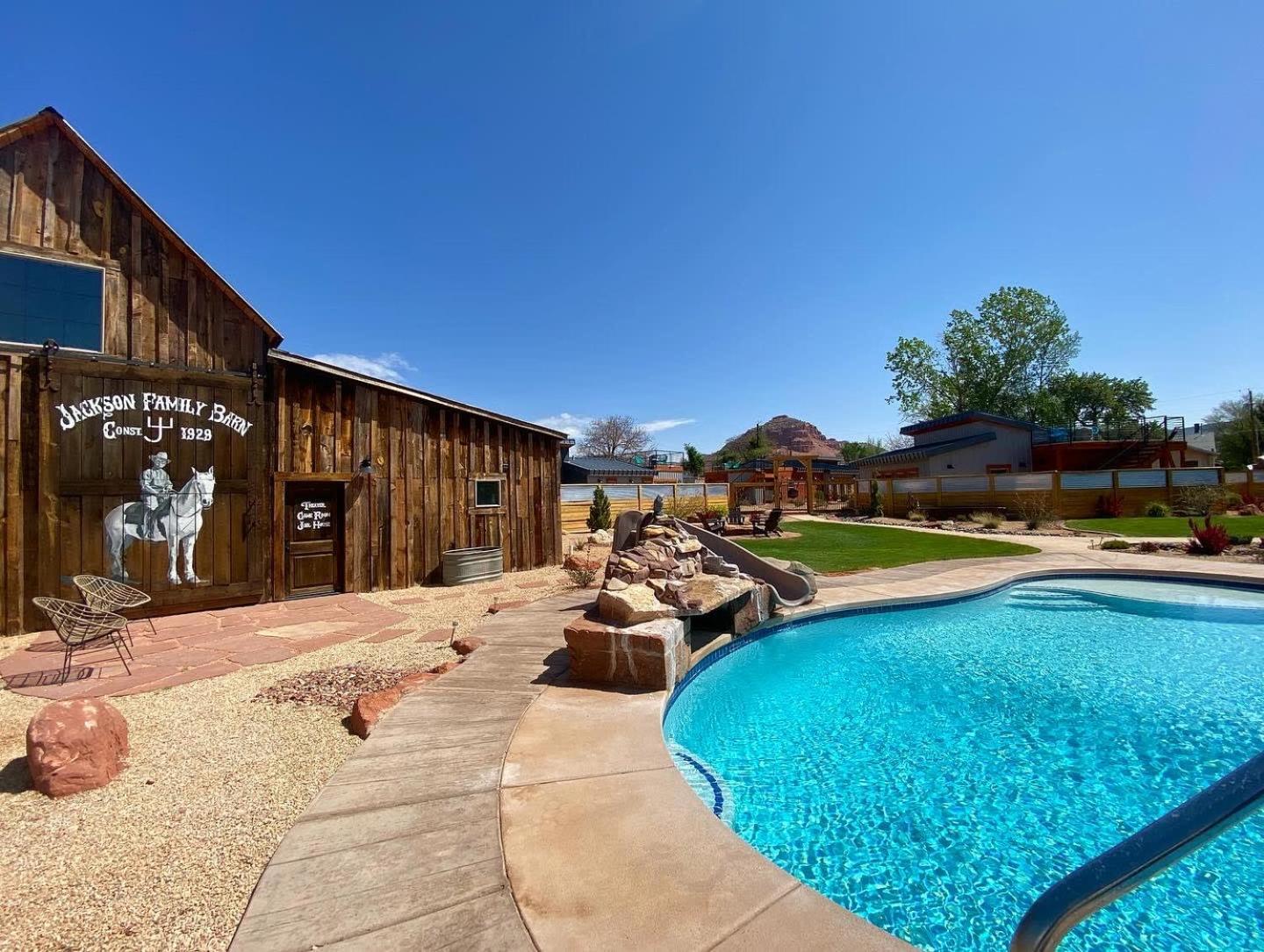 Timber & Tin H 2bed 2bath W Pool & Rooftop Deck Hébergement de vacances *