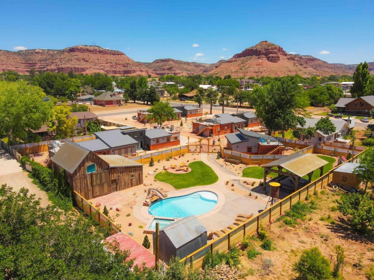 Timber & Tin H 2bed 2bath W Pool & Rooftop Deck